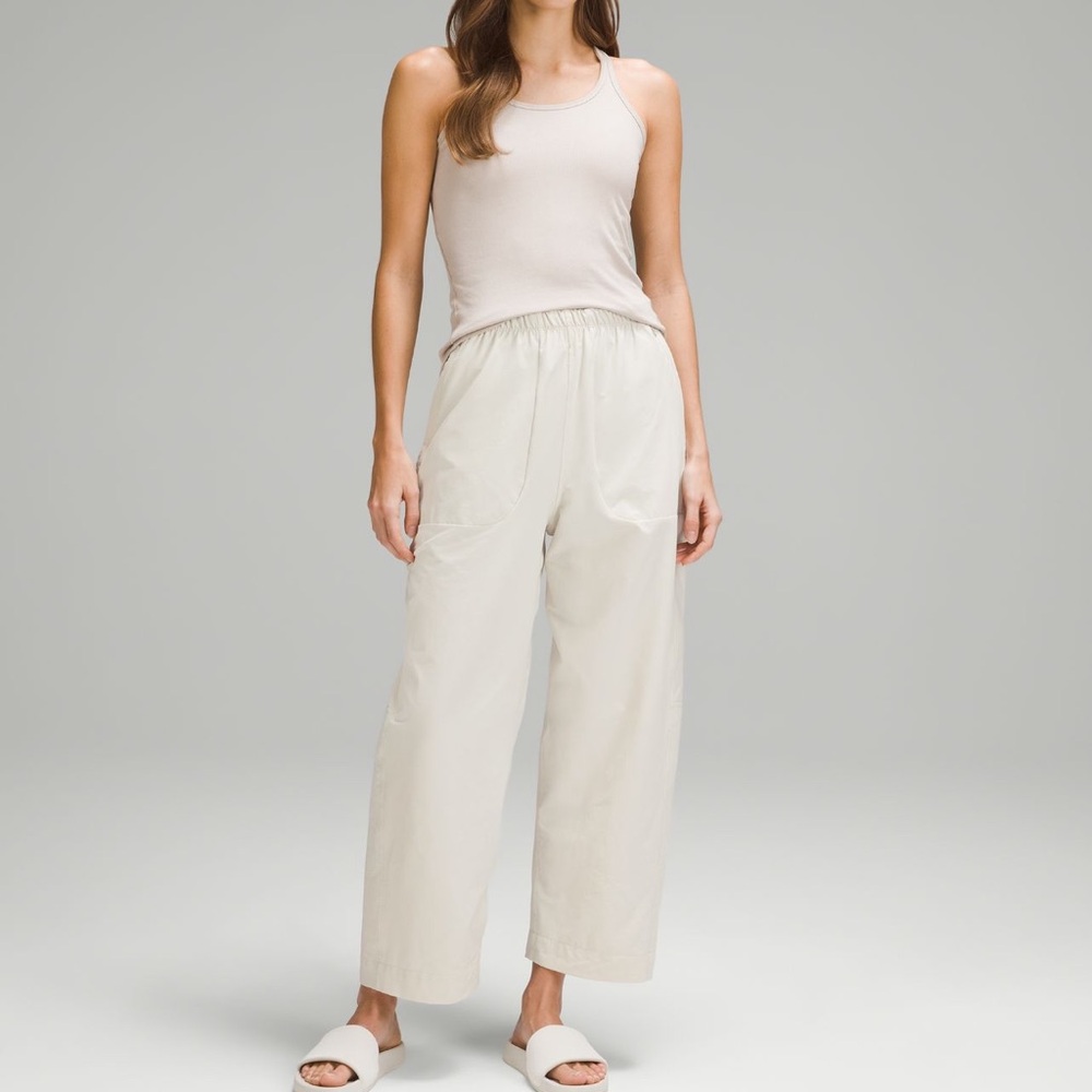 lululemon lightweight  Mid- Rise Barrel -Leg Cropped Pant  Bone Color Size 2